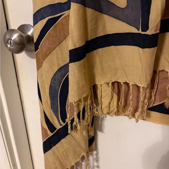 Abstract Patterned Shawl - Picture 3 of 3